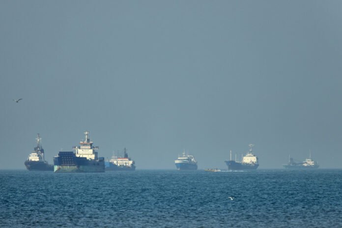 Diplomatas dos EUA e Irã em negociações tensas sobre o Estreito de Hormuz e o programa nuclear iraniano.