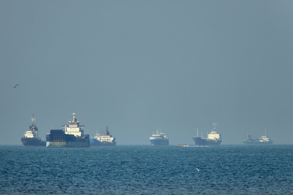 Diplomatas dos EUA e Irã em negociações tensas sobre o Estreito de Hormuz e o programa nuclear iraniano.