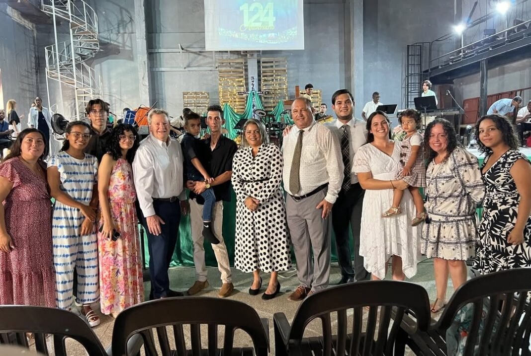 Mike Hammer, diplomata dos EUA em Cuba, em culto religioso na Igreja Batista El Calvario em Havana.