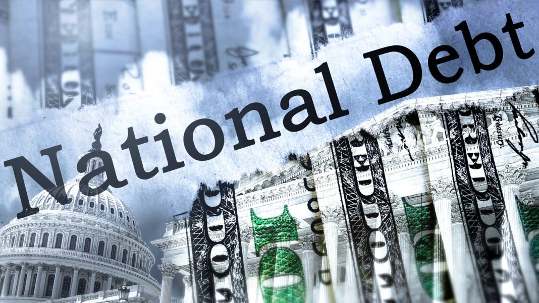 Gráfico de dívida dos EUA em queda com notas de dólar e Capitólio ao fundo