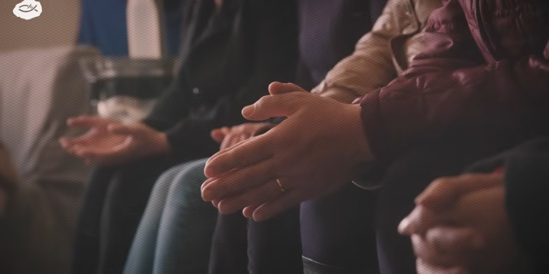 Cristãos de diversas origens reunidos em oração pelo Domingo da Igreja Perseguida.