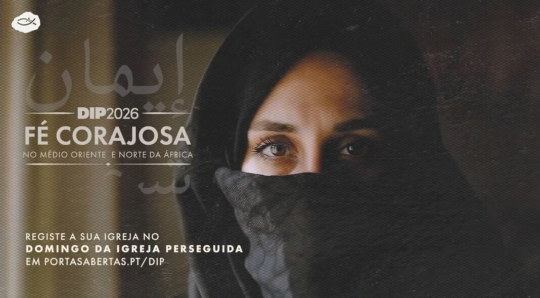 Cristãos de diversas etnias reunidos em oração em uma igreja