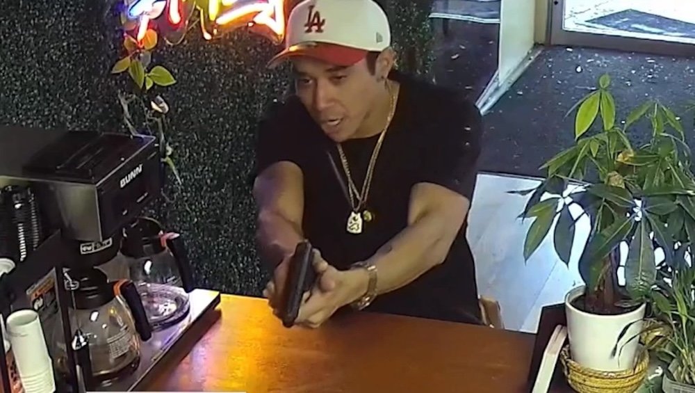 Dono de restaurante em Chicago com expressão de alívio e temor após assalto