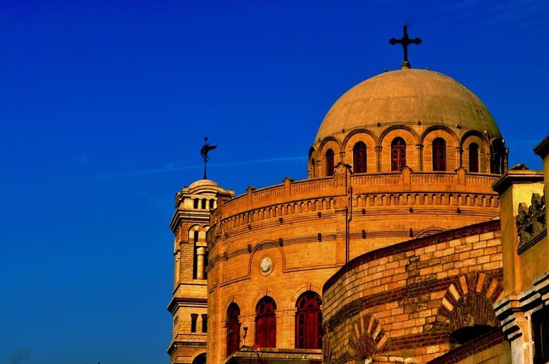 Templo cristão copta no Egito durante o pôr do sol.