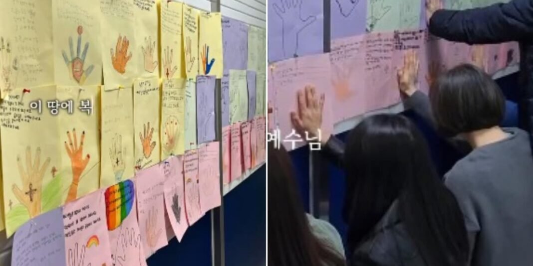 Alunos intercedendo em um mural de oração em escola sul-coreana