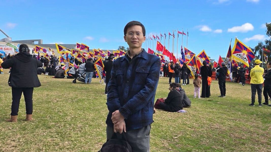 Pessoas de origem chinesa caminhando em uma rua urbana americana sob a sombra da vigilância
