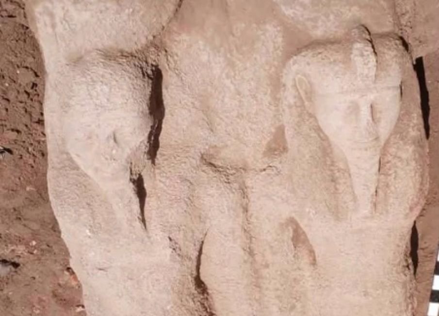 Estátua gigante de Ramsés II desenterrada em sítio arqueológico egípcio