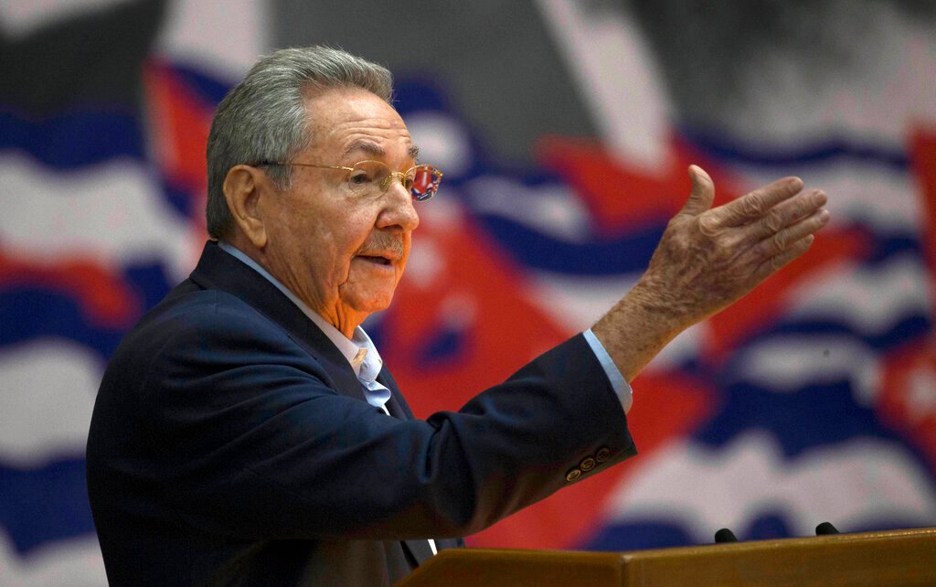 Protestos em Miami após acusação de Raúl Castro por abates de aviões de 1996 e tensão militar com Cuba.