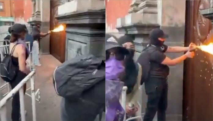 Templo de San Francisco vandalizado durante marcha 8M no México Igreja histórica em Querétaro vandalizada durante protesto feminista.