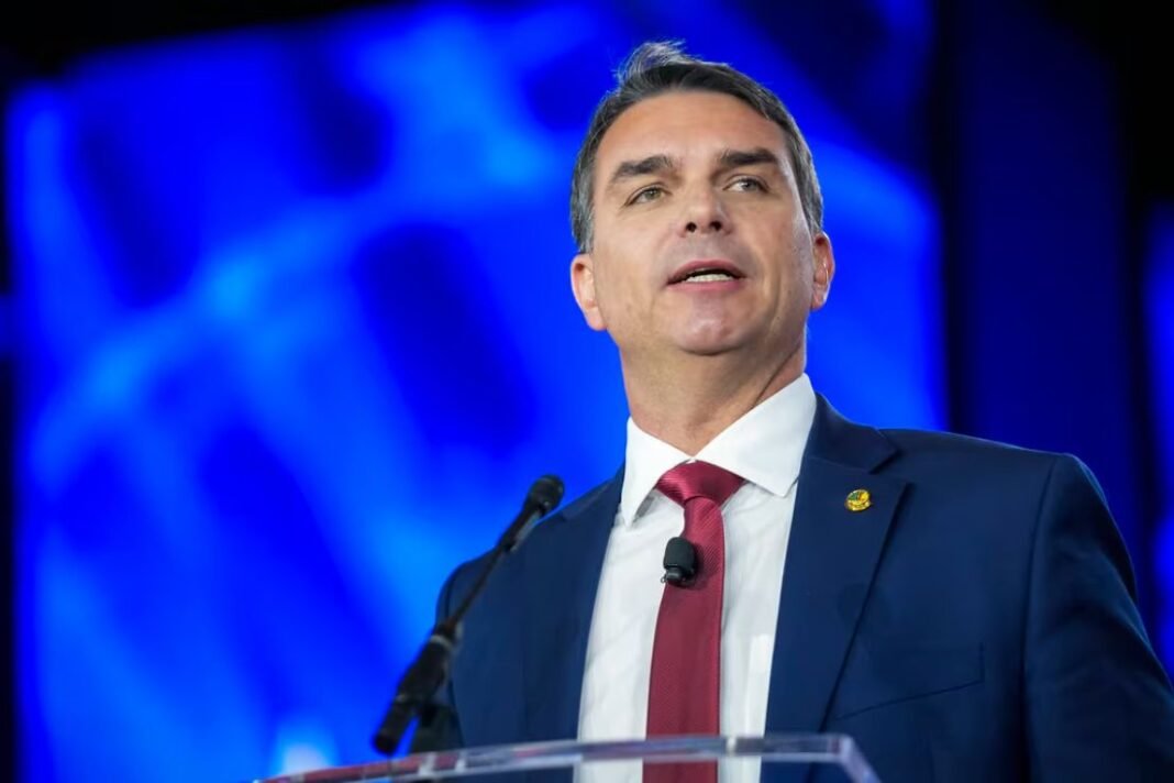 Senador Flávio Bolsonaro discursando sobre a redução da maioridade penal.