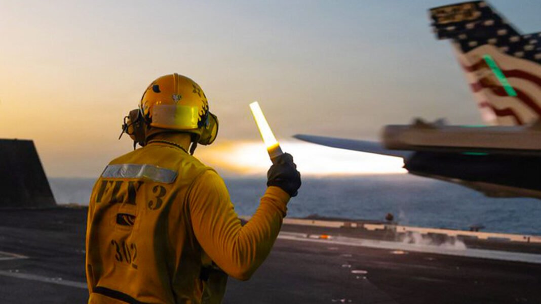 Destróieres americanos em patrulha no Estreito de Hormuz durante um confronto.