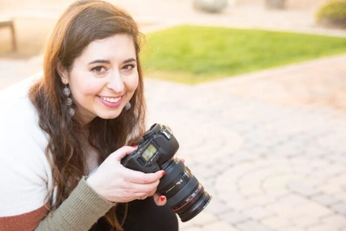 Chelsey Nelson, fotógrafa cristã, celebra vitória em processo judicial. Fotógrafa cristã Chelsey Nelson em seu estúdio profissional após vencer batalha judicial.