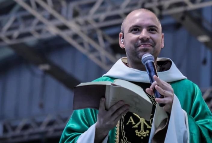 Representação legal e documentos legais em uma sala de audiência