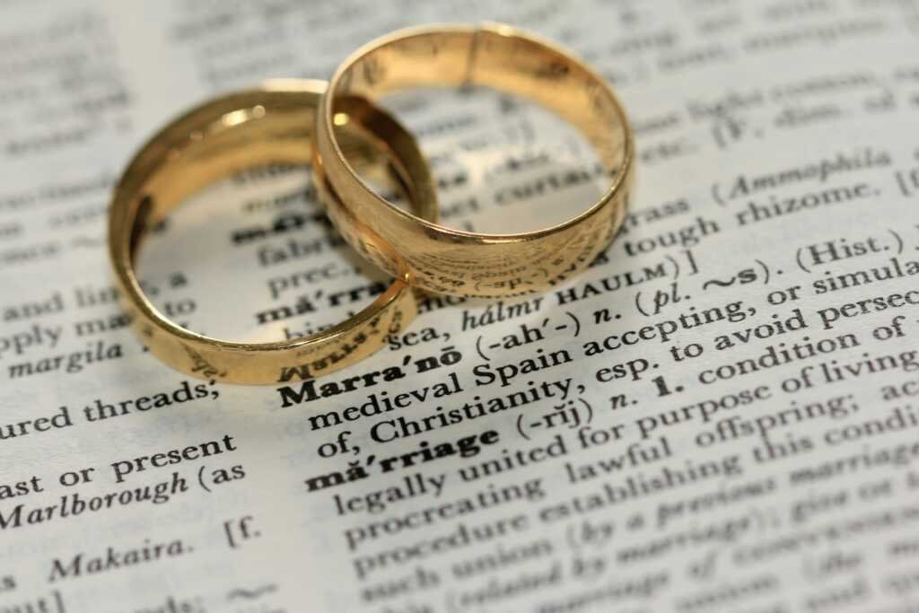 Casal da Geração Z pensativo sobre casamento e filhos com documentos financeiros