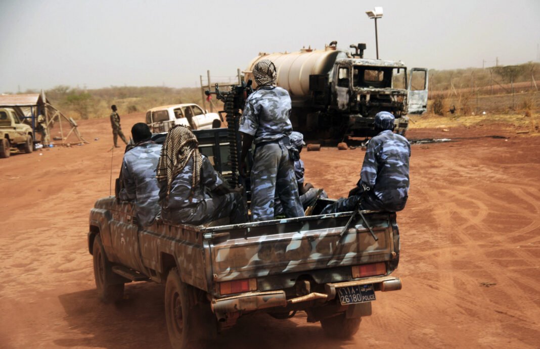 Crianças em campo de refugiados no Sudão com olhares desolados.