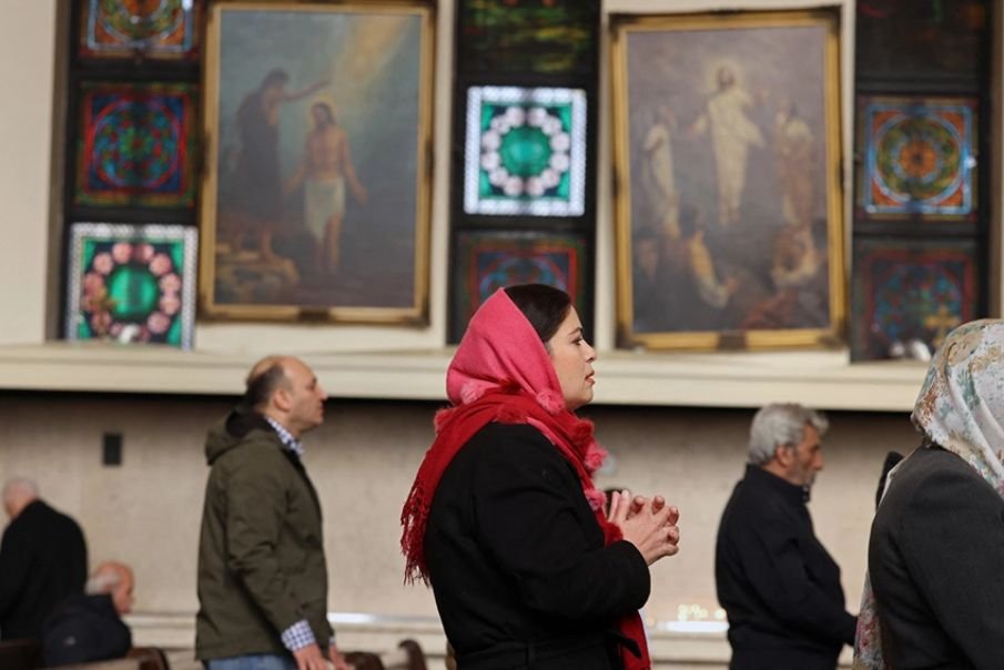 Cristãos iranianos reunidos estudando a Bíblia em um acampamento.
