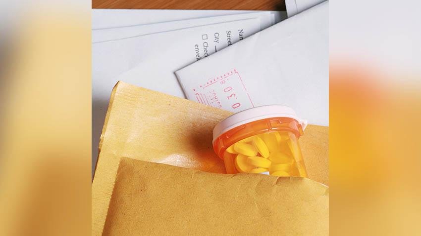 Pacote de medicamentos abortivos com selo da FDA em uma mesa, simbolizando o uso indevido.