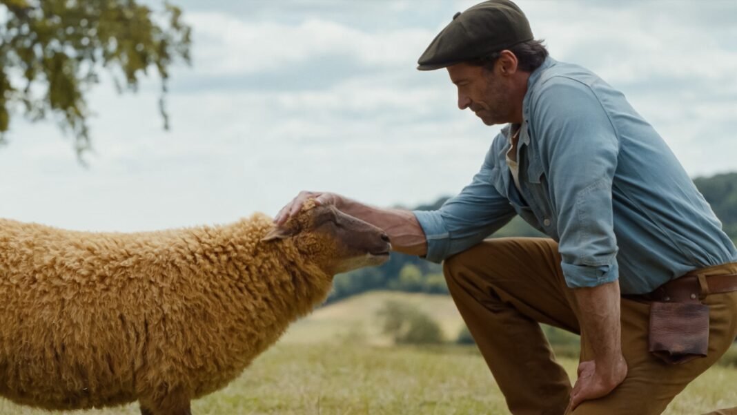 Hugh Jackman como pastor George em 'The Sheep Detectives' com um rebanho de ovelhas