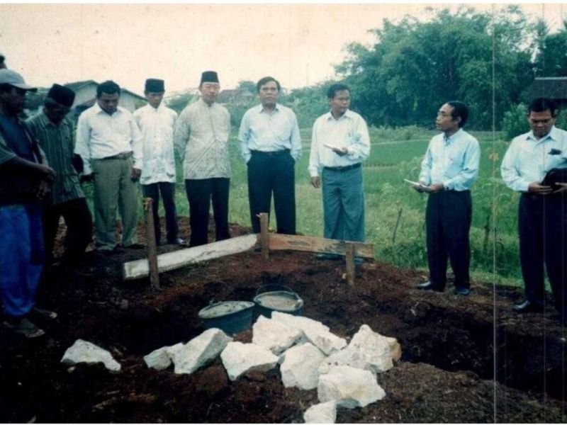 Terreno vazio na Indonésia com barreiras, simbolizando conflito de construção de igreja.