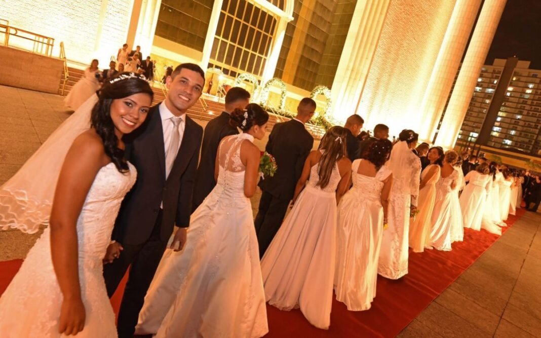 Milhares de casais participam de casamento coletivo organizado pela Igreja Universal