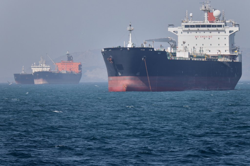 Navios militares americanos protegem embarcações comerciais em área de conflito