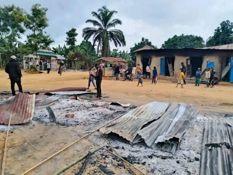 Civis desolados em meio a casas destruídas após ataque do ADF em Makumo.