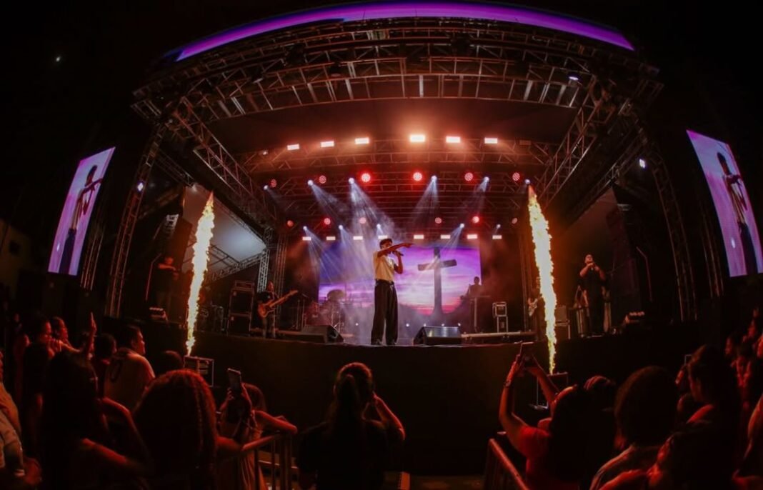Jessé Aguiar cantando em um palco após três anos de afastamento