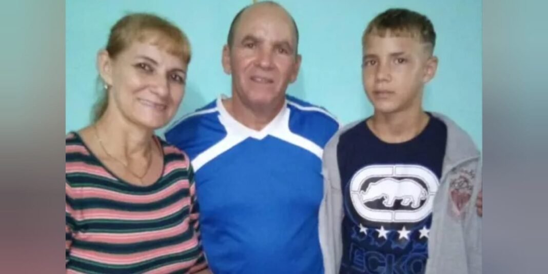 Adolescente cubano preso com erupção cutânea grave visível e expressão de sofrimento.