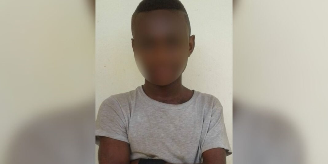 Jovem evangelista congolês sorrindo em sua comunidade.