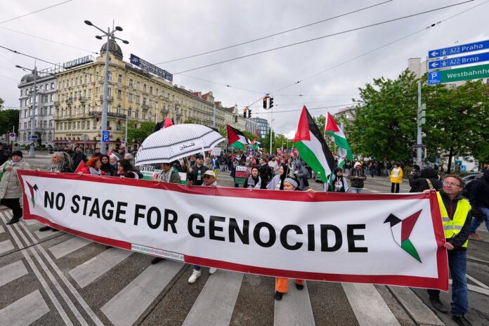 Juiz federal dos EUA em tribunal observando projeções de bandeiras globais, representando o julgamento internacional da legitimidade de Israel.