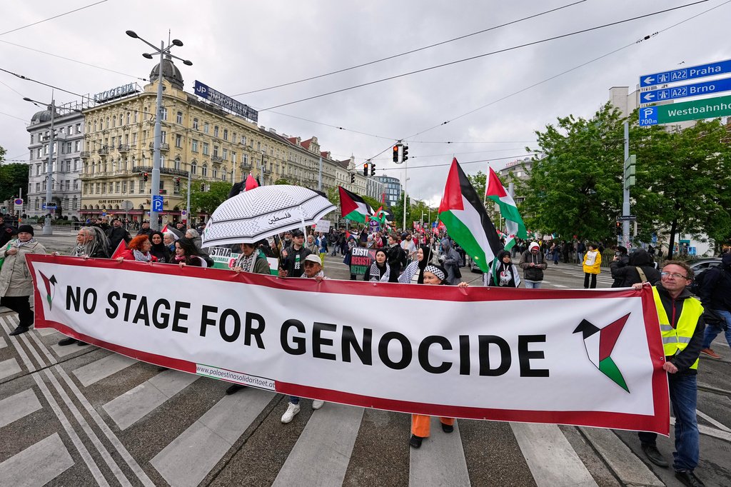 Juiz federal dos EUA em tribunal observando projeções de bandeiras globais, representando o julgamento internacional da legitimidade de Israel.