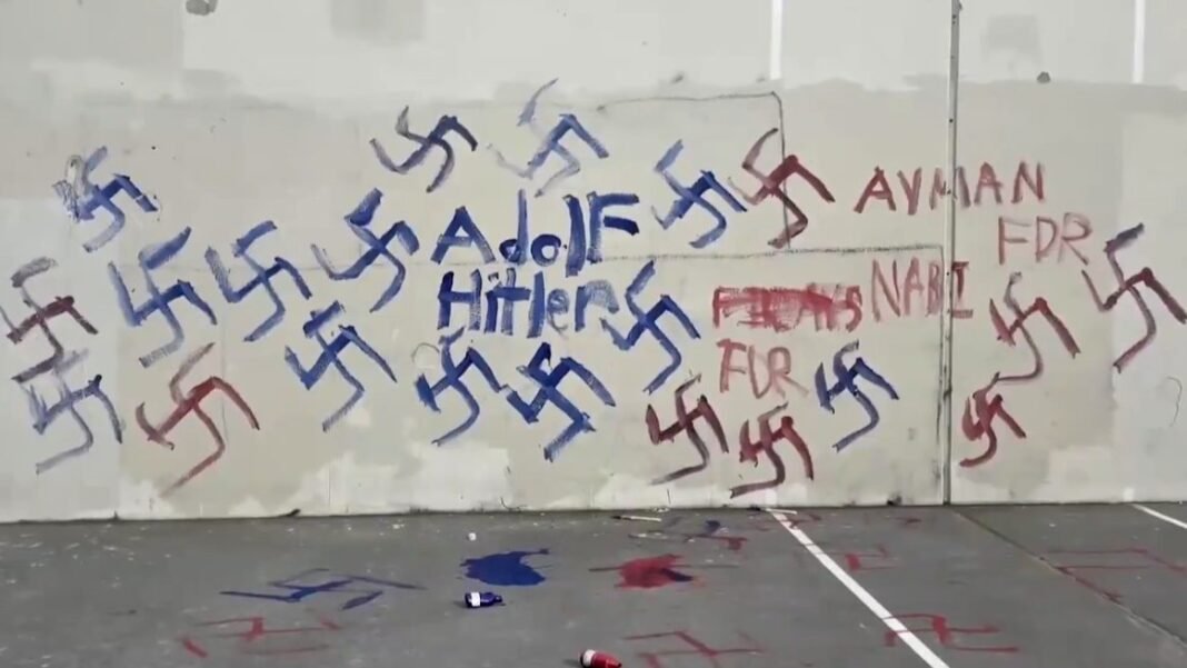 Líderes religiosos em frente ao Capitólio dos EUA em evento sobre antissemitismo e apoio a Israel.