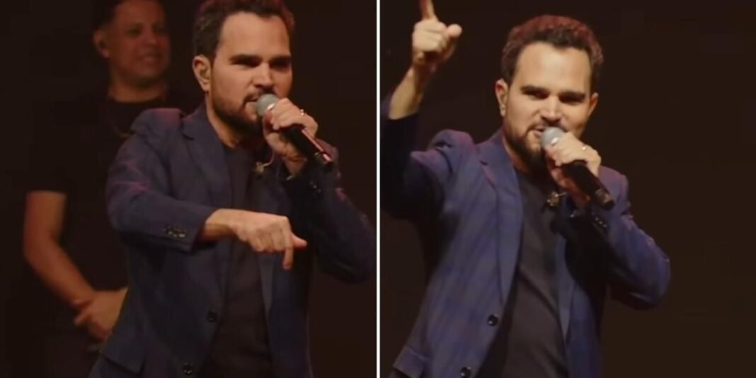 Luciano Camargo em momento de adoração durante culto em igreja