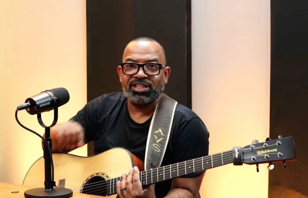 Cantor Luiz Arcanjo em reflexão após debate sobre o crescimento evangélico no Brasil