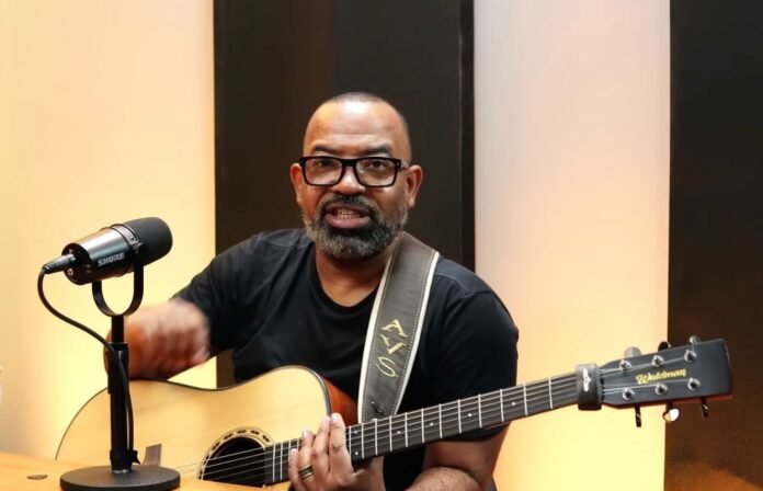 Cantor Luiz Arcanjo em reflexão após debate sobre o crescimento evangélico no Brasil