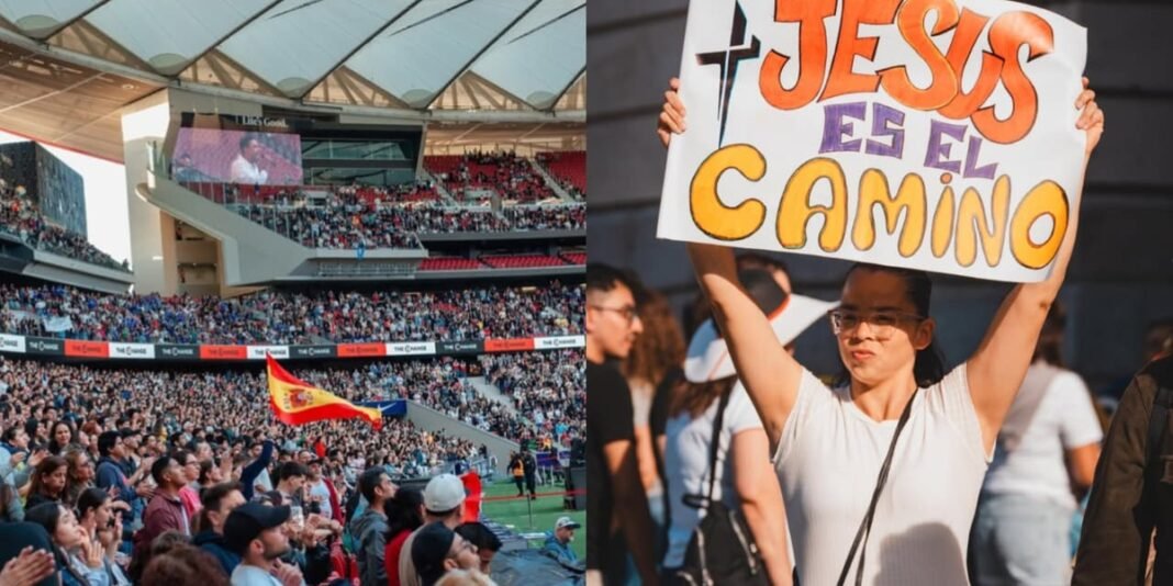 Multidão de cristãos reunida em estádio em Madri para evento de louvor.