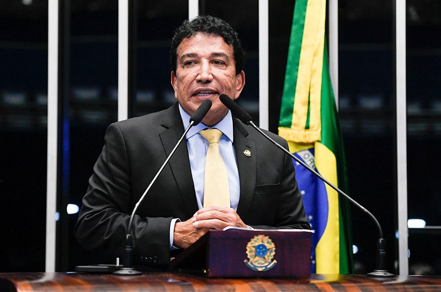 Senador Magno Malta analisando documentos em escritório