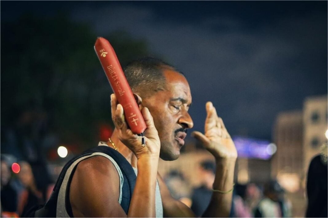 Fiéis em um culto religioso presencial nos Estados Unidos