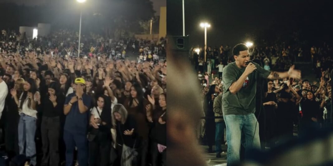 Multidão em culto evangélico ao ar livre no Distrito Federal com pessoas aceitando Jesus