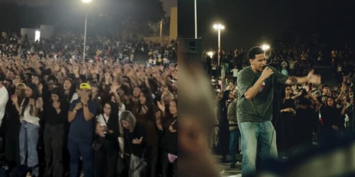 Multidão em culto evangélico ao ar livre no Distrito Federal com pessoas aceitando Jesus