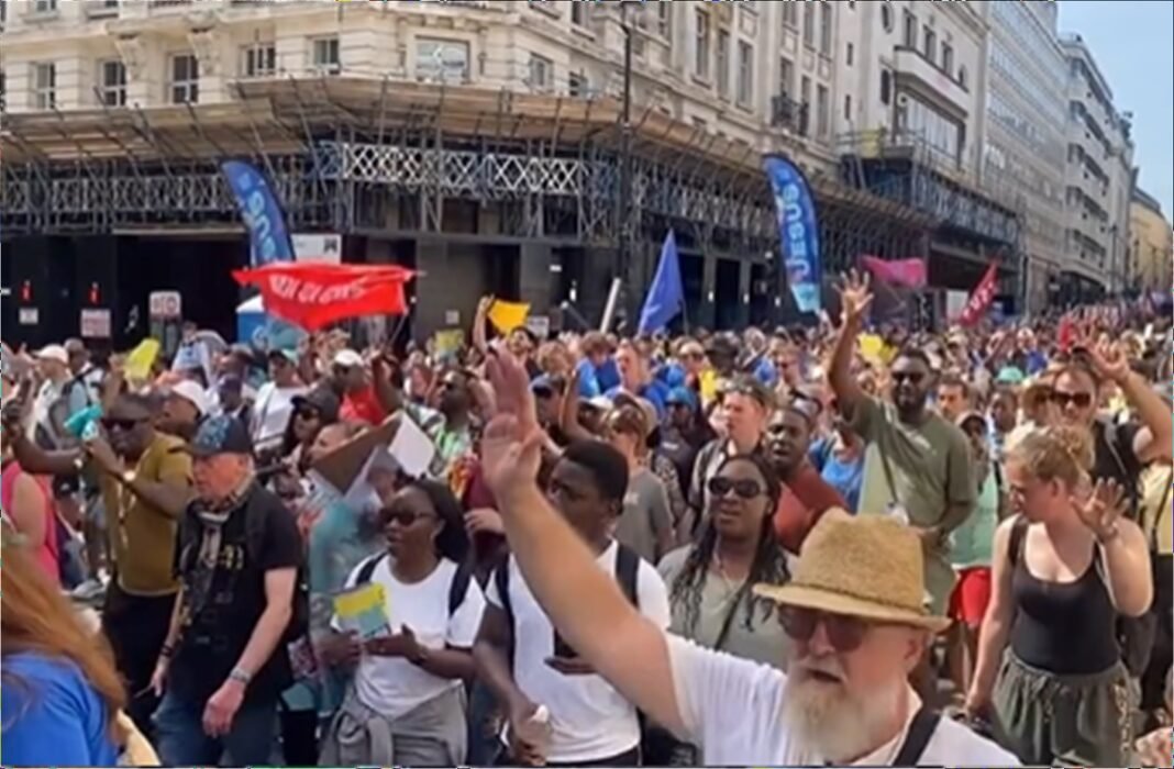 Milhares de cristãos marcham pelas ruas de Londres na Marcha para Jesus