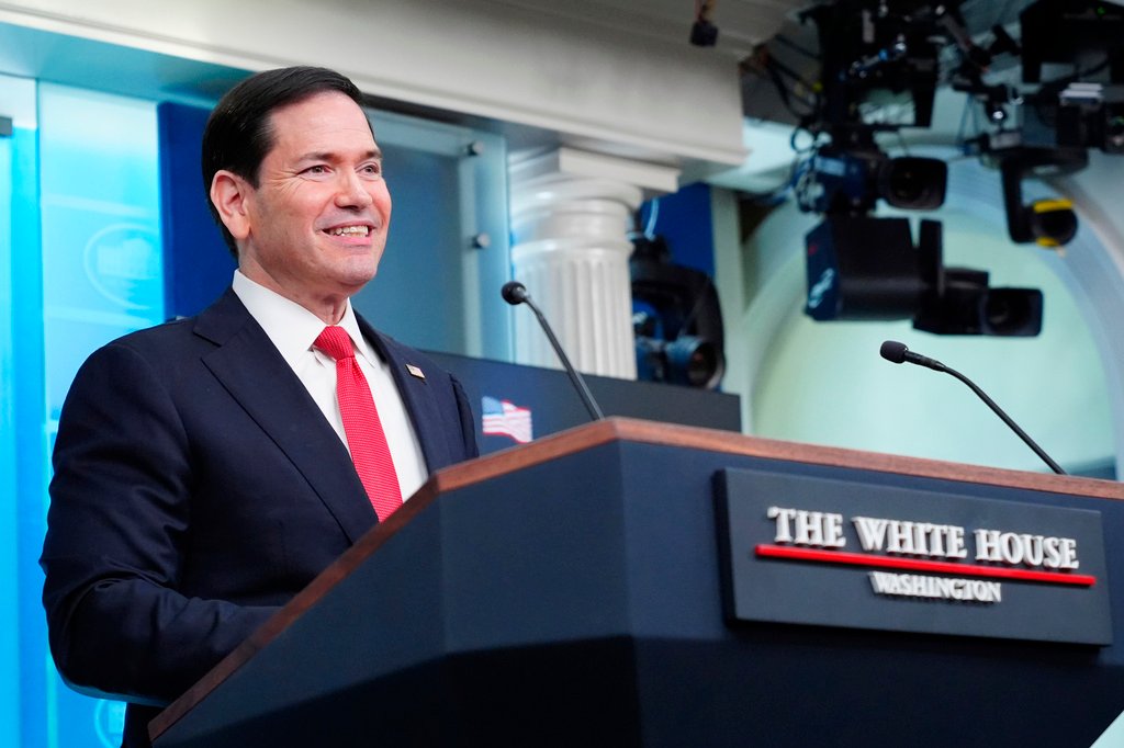 Secretário de Estado Marco Rubio discursando em coletiva de imprensa na Casa Branca.