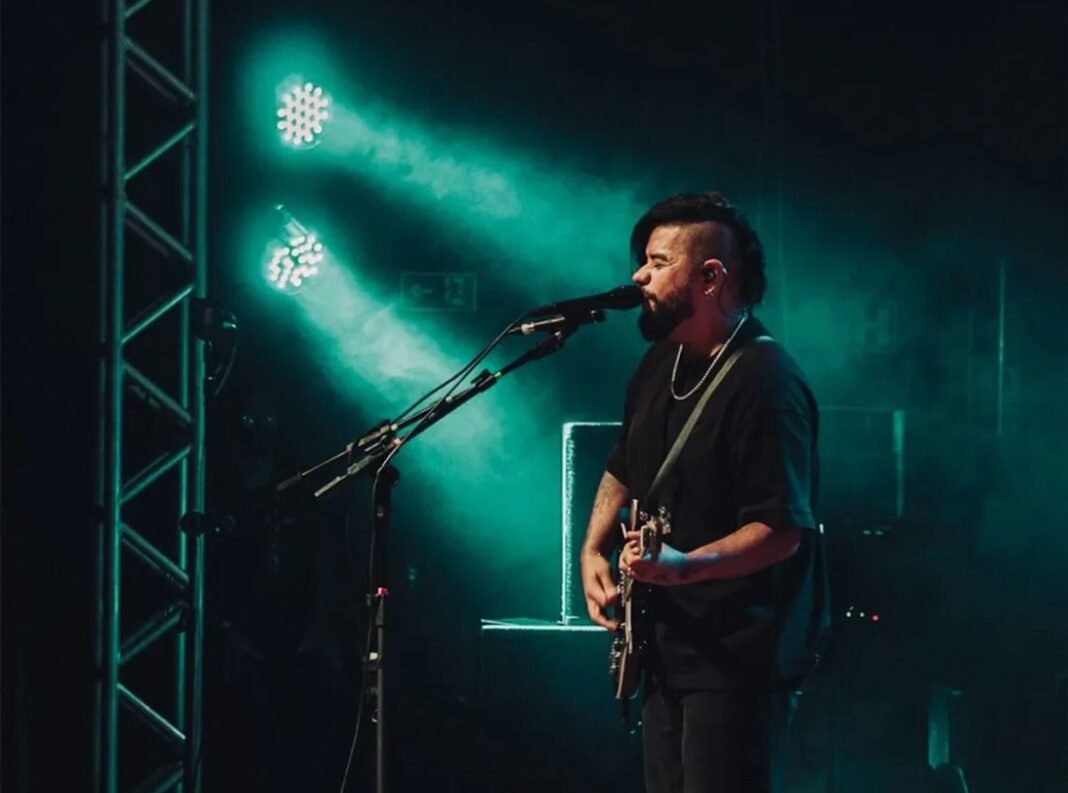 Mauro Henrique e Kiko Loureiro se apresentam juntos em show da turnê 'Theory of Mind'