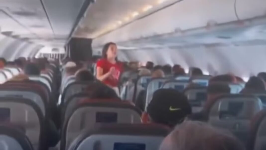 Menina pregadora de 10 anos em corredor de avião da Latam sendo abordada por comissários.