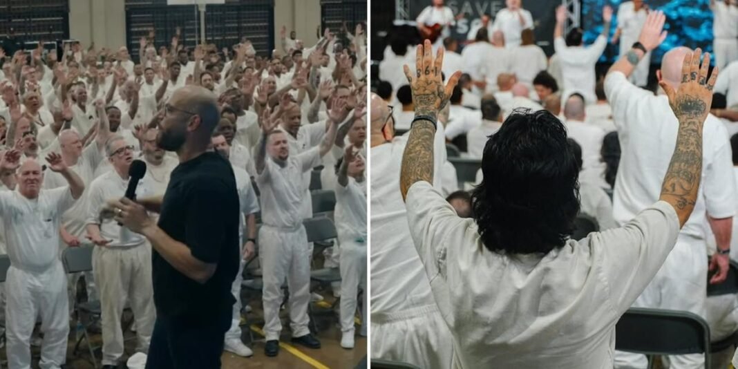 Detentos em uma prisão no Texas adoram durante culto de avivamento