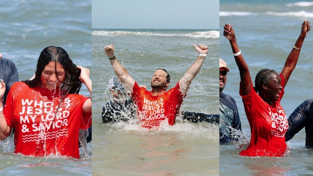 Milhares de pessoas sendo batizadas na praia da Flórida em um evento religioso.