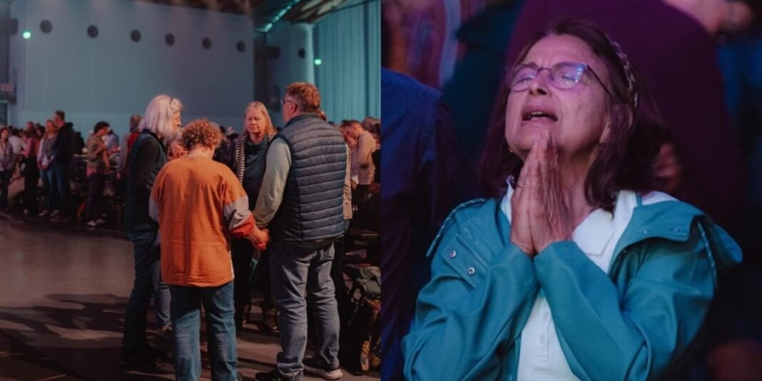 Multidão de fiéis se reúnem em arena na Alemanha para orar por cristãos perseguidos