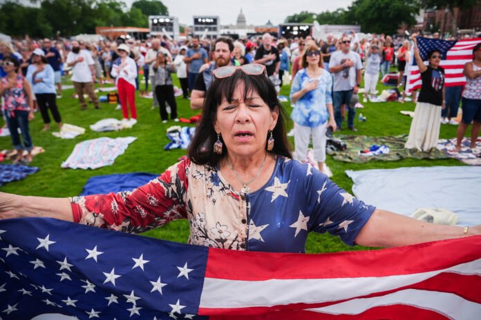 Multidão de fiéis reunidos no National Mall para o evento 'Rededicate 250'.