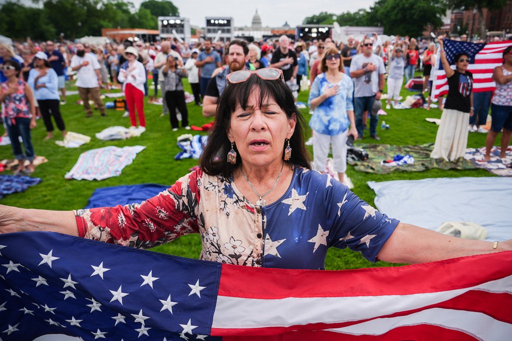 Multidão de fiéis reunidos no National Mall para o evento 'Rededicate 250'.