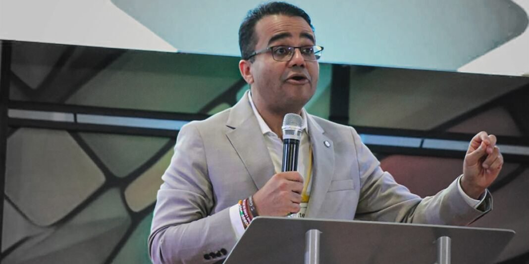Pastor brasileiro Lierte Soares discute o conceito de Missão Reversa em igreja moderna.